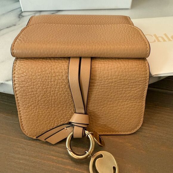 Chloe SMALL ALPHABET TRI-FOLD IN GRAINED
LEATHER - Picture 7 of 9